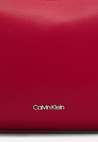 Calvin Klein CROSSBODY - Taška s příčným popruhem - scarlet sage