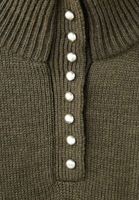 Suéter de punto verde oliva con un alto cuello acanalado y siete botones brillantes parecidos a perlas en la parte delantera. Tejido texturizado.