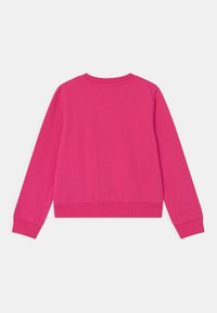 Jasnoróżowy długi rękaw bluzy z ribbowymi mankietami, dołem i dekoltem, pokazany od tyłu na białym tle.