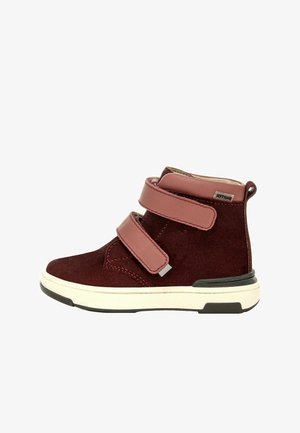 Bordeaux kleurige suede enkellaarsjes met twee roze klittenbandstraps, witte rubberen zool, ronde neus en een gevoerde kraag.