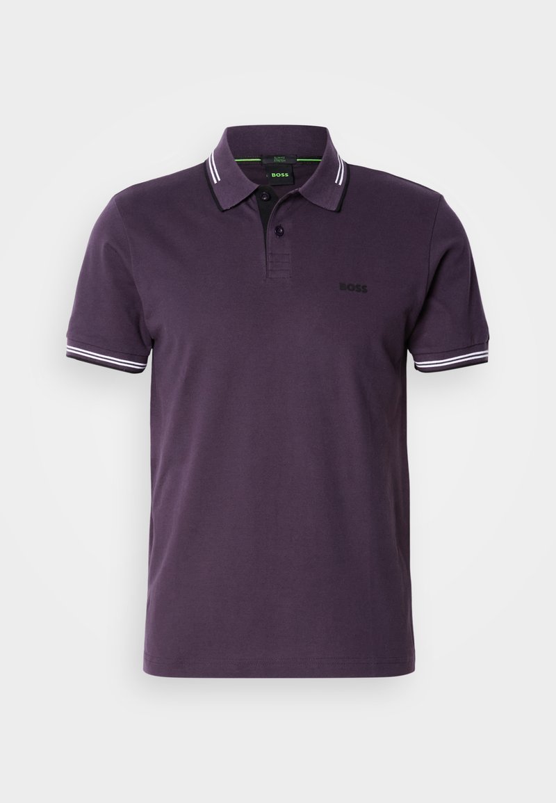 Polo noir violet à manches courtes avec des doubles rayures blanches sur le col et les poignets, patte de boutonnage à deux boutons et petit logo "BOSS" sur la poitrine.