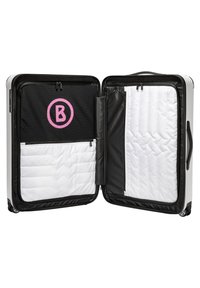 Valigia rigida con un esterno argenteo, interno nero e un logo rosa. Caratterizzata da molteplici tasche e una sezione in tessuto trapuntato.