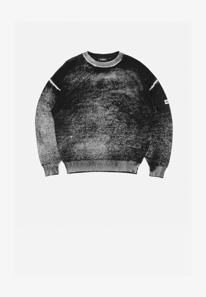 Juodos ir pilkos gradientinės megztinės su apvaliu kaklu, raštuotomis rankovėmis ir apačia. Yra subtili tekstūra ir mažas logotipo ženklelis ant rankovės.