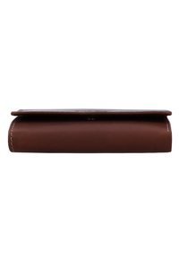 Hnedá kožená peňaženka zložená, viditeľné prešívanie po okrajoch, leží na bielom pozadí.