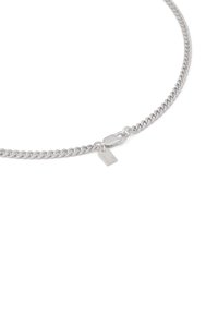 Collier en argent composé de maillons entrelacés, à la texture lisse, et d'un petit pendentif rectangulaire avec des détails gravés.