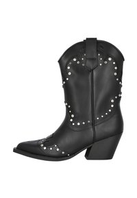 Bota de vaquero negra de cuero con puntera puntiaguda, costuras decorativas, tachuelas de plata y un tacón grueso. Presenta una lengüeta para facilitar su uso.