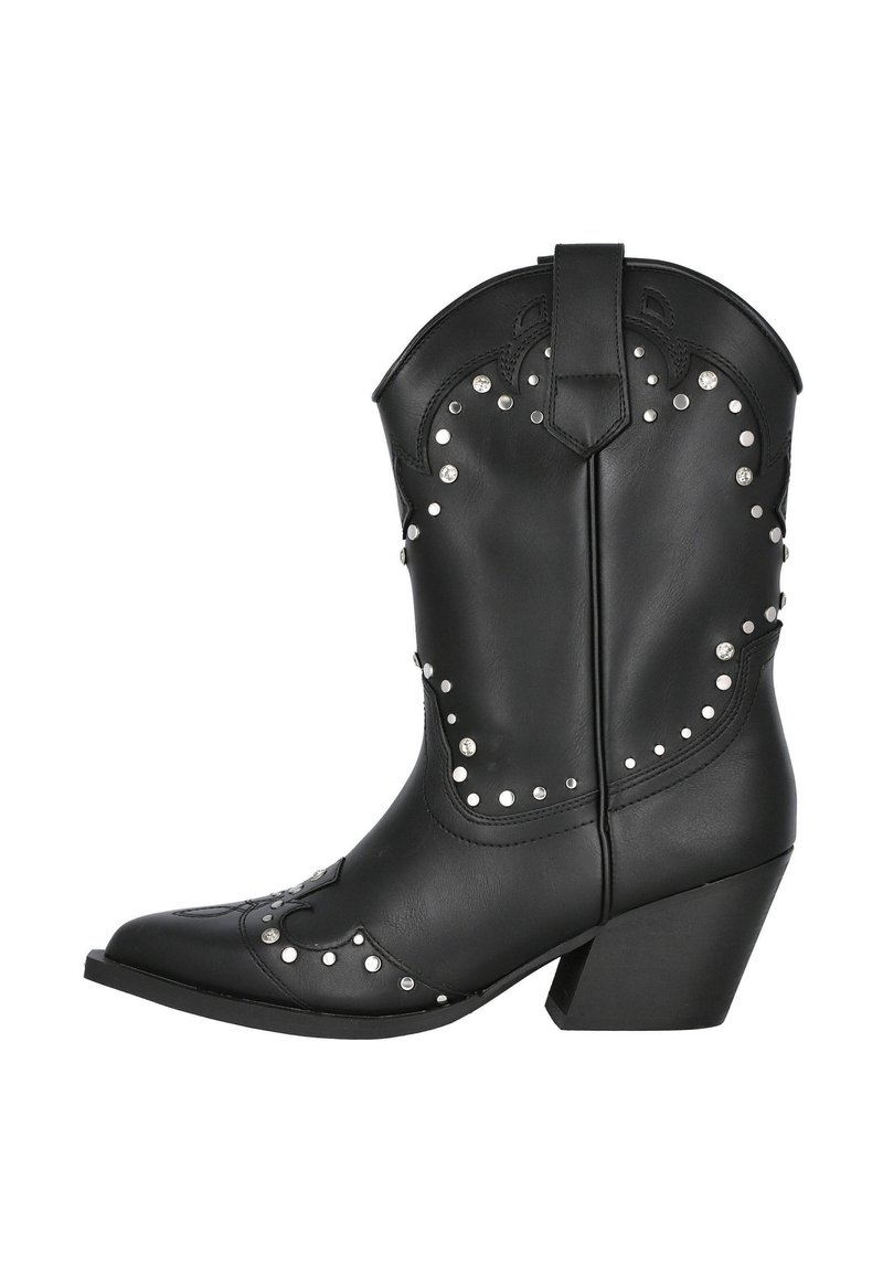 Bota de vaquero negra de cuero con puntera puntiaguda, costuras decorativas, tachuelas de plata y un tacón grueso. Presenta una lengüeta para facilitar su uso.