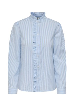 Blouse bleu clair à rayures verticales blanches avec manches longues, col haut à volants et bordure à volants le long de la patte de boutonnage devant.