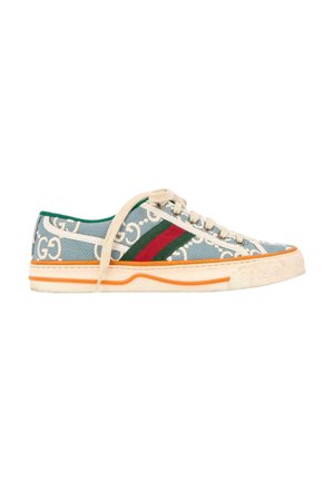 Lavtop-sneaker med lyseblåt mønstret stof, røde og grønne sidestriber, hvide snørebånd og hvid sål med orange accenter.
