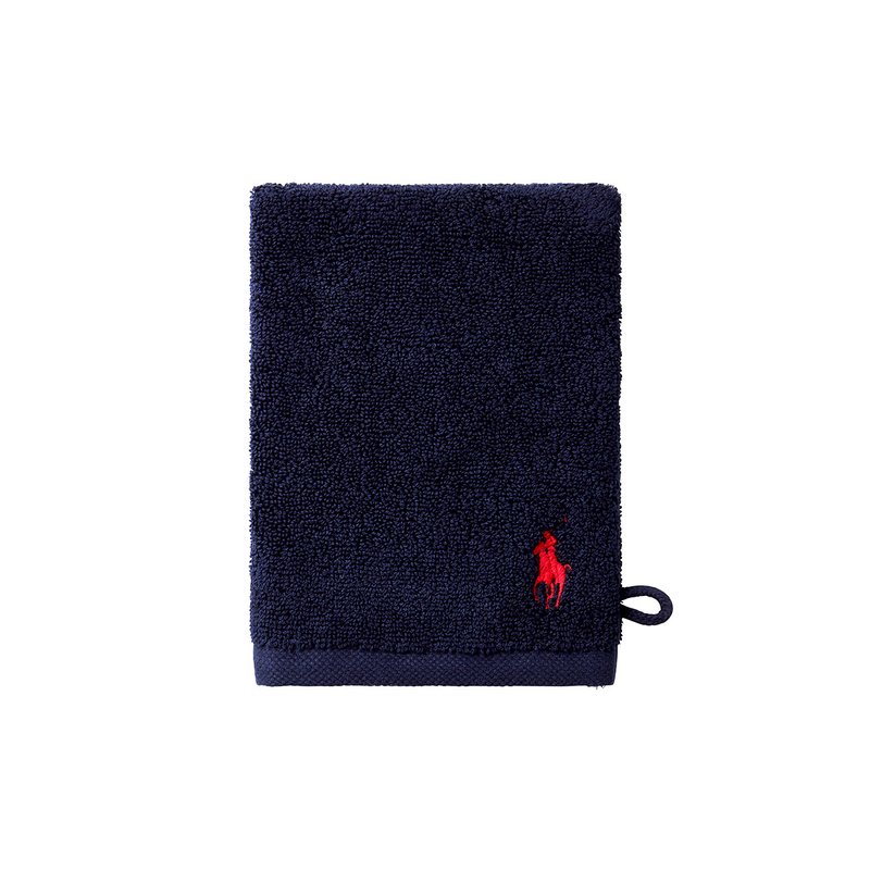 Πετσέτα μπλε ναυτικού από μαλακό ύφασμα πετσέτα ς, με κόκκινο λογότυπο στη κάτω γωνία και θηλιά για εύκολη αποθήκευση.