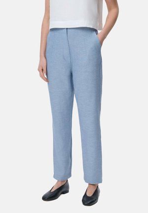 Lichtblauwe, lichte stofbroek met een rechte snit en geplooid frontdesign, met zijzakken en een gladde textuur.