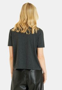 Węgrowogry T-shirt z krótkim rękawem o luźnym kroju. Miękka tkanina i zaokrąglony dół. Dobrze komponuje się z czarnymi skórzanymi spodniami.