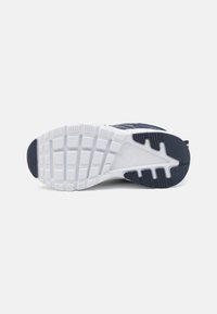 Chaussure de sport marine avec une semelle en caoutchouc texturé, dotée de profonds rainures pour une bonne adhérence et d'une semelle intermédiaire blanche. Design minimaliste avec des détails de ventilation.