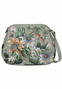 Blumen-Crossbody-Tasche aus grüner Leder, mit lebhaften Blumen, Blättern und Insekten in bunten Illustrationen. Glatte Textur mit goldfarbenen Beschlägen.