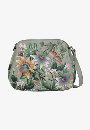 Bloemige schoudertas van groen leer, met levendige bloemen, bladeren en insecten in kleurrijke illustraties. Gladde textuur met gouden hardware.