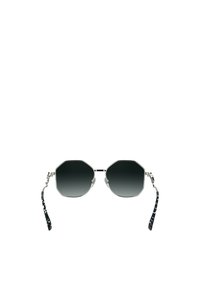 Occhiali da sole ottagonali con lenti a gradiente scuro, montatura in metallo argentato e stanghette decorate con motivo nero. Design elegante con dettagli hardware funzionali.