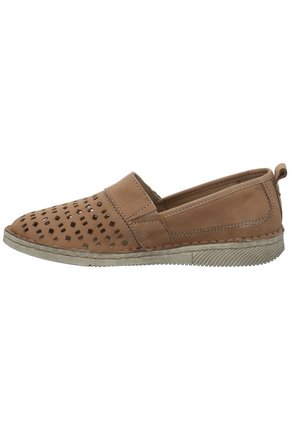 Kožená slip-on obuv v tan barvě s perforovaným designem, kulatou špičkou a texturovanou gumovou podešví. Obsahuje kontrastní švy a zadní poutko.