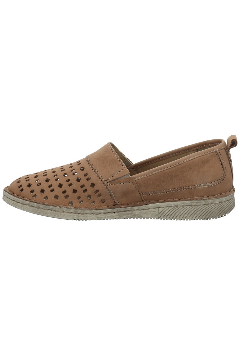 Zapato de piel marrón claro tipo slip-on con diseño perforado, puntera redonda y suela de goma texturizada. Presenta costuras en contraste y una tira en la parte posterior para facilitar el calzado.