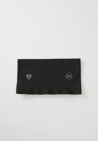 Černý nákrčník vyrobený z hladkého materiálu. Obsahuje loga na obou stranách: trojúhelníkové logo Primaloft a kruhové logo Buff.
