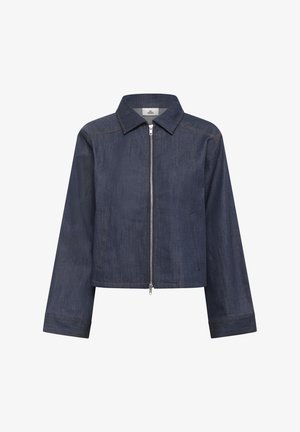 Tume sinine denimpluus, millel on kraega kaelus, ees lukuga sulgemine ja kaks külgetaskut. Omab lühendatud disaini ja laiad varrukad.