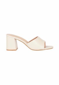 Mule beige con punta aperta, dotate di un'ampia fascia sul collo del piede, tacco a blocco, texture liscia e una leggera lucentezza sul materiale.