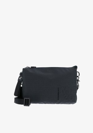 Sac bandoulière en tissu noir avec une surface texturée, fermeture éclair, sangle réglable et logo imprimé à l'avant.