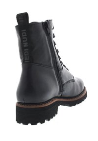 Zwarte leren enkelboot met een gestructureerd oppervlak, vetersluiting aan de voorkant, zijrits en een rubberen zool met profiel. Voorzien van een achterste stoffen trekstrip.