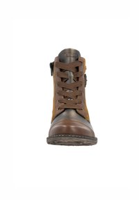 Bottine en cuir marron avec des accents en daim texturé, bout arrondi et fermeture éclair en métal. Présente un design à lacets et des coutures contrastées.