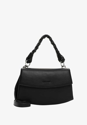 Bolso de mano de cuero negro con textura lisa, asa superior trenzada y cierre con solapa. Incluye una correa para el hombro desmontable.
