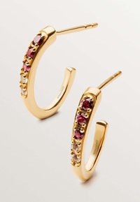 Pendientes de aro de oro que presentan una fila de piedras preciosas alternando en rosa y transparente a lo largo del borde frontal, con un acabado pulido y un cierre de gancho.