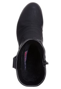 Bota de cuero negra a la altura del tobillo con superficie texturizada, detalle de cremallera lateral y suave forro interior negro. Vista superior que destaca el diseño y la forma.