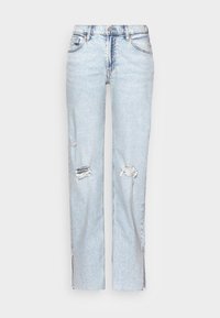 Jeans de denim azul claro com um corte slim straight, rasgos desgastados nos joelhos e bainhas com bordas desfiadas. Design de cinco bolsos com hardwares metálicos.