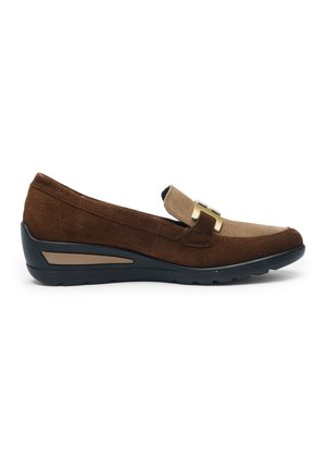 Mocassin en daim marron avec tige beige, détail boucle dorée, et semelle en caoutchouc noire avec un léger talon compensé.