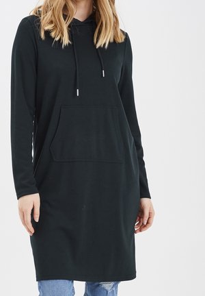 Robe noire à capuche en tissu doux, dotée de manches longues, d'une poche avant et d'une coupe décontractée, arrivant au-dessus des genoux.