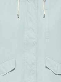 Veste bleu clair vue de face avec des coutures matelassées centrales, des cordons de serrage en haut, et deux poches à rabat inclinées près du bas.
