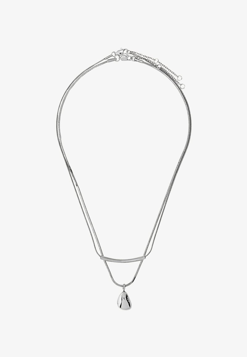 Srebrny naszyjnik z cienkimi, warstwowymi metalowymi łańcuszkami, z zakrzywioną belką i wiszącym wisiorkiem w kształcie kropli. Gładka powierzchnia, refleksyjna tekstura.