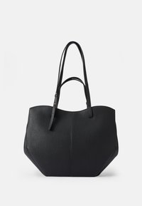 Svart totebag med glatt, teksturert lær, rund topp og to lange håndtak. Den har en vinklet bunn for stabilitet og strukturert design.