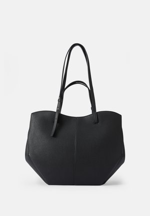 Borsa tote nera in pelle liscia e testurizzata, con parte superiore arrotondata e due manici lunghi. Presenta una base angolare per stabilità e un design strutturato.