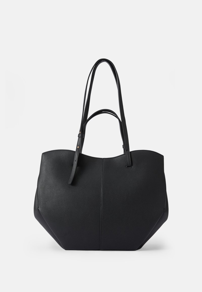 Svart totebag med glatt, teksturert lær, rund topp og to lange håndtak. Den har en vinklet bunn for stabilitet og strukturert design.