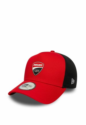 Rotes und schwarzes verstellbares Baseballcap mit Ducati Corse-Logo vorne und New Era-Logo an der Seite.