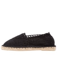 Espadrillas nere in cotone all'uncinetto con una texture intrecciata, punta rotonda e una suola in juta naturale. Presentano un design a pizzo aperto sui lati.