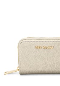 Textured lichtgrijs leren portemonnee met gouden "HEY MARLY" logo, ritssluiting en gladde gouden hardwareaccenten. Rechthoekige vorm, compact ontwerp.