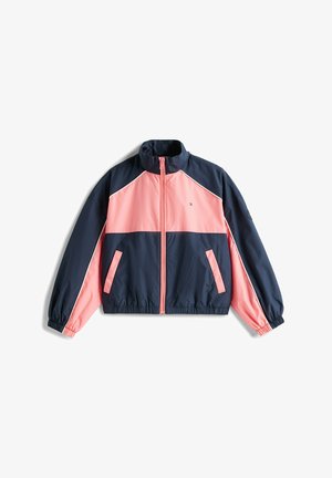 Veste zippée bleu marine et rose avec col montant, poignets élastiques, poches avant et design en blocs de couleurs, étalée à plat sur un fond blanc.
