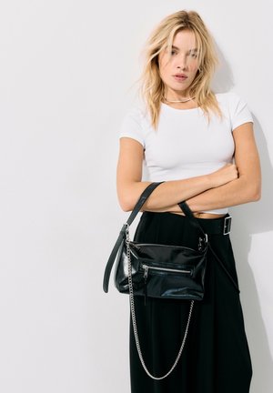 Stradivarius, SHOULDER BAG WITH FRONT POCKET - Handtasche - black