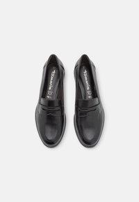 Paire de mocassins en cuir noir pour femmes, taille 37, avec un bout arrondi et une bride décorative sur le dessus, vue de dessus.