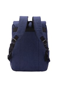 Sac à dos en tissu bleu marine avec deux bretelles rembourrées ajustables, une surface texturée et des accents noirs, affichant une forme rectangulaire.