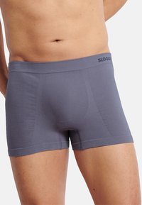 Herre boxer shorts i grå stof, med et søml�øst design, blød talje med logo og tekstureret frontpanel for støtte.