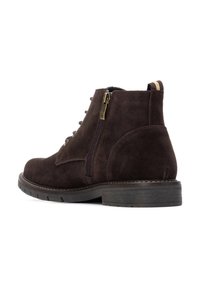 Botas de tobillo de ante marrón con puntera redondeada, cremallera lateral y parte delantera con cordones. Superficie texturada con un tacón de goma apilado.