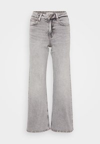 Jeans de pierna ancha grises hechos de mezclilla, con un diseño clásico de cinco bolsillos, cierre de botón y un desvanecimiento sutil para añadir textura.