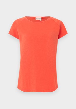 Απλό φωτεινό πορτοκαλί κοντομάνικο μπλουζάκι με στρογγυλή λαιμόκοψη και εμφανείς ραφές στους ώμους και τα μανίκια πάνω σε ανοιχτό φόντο.